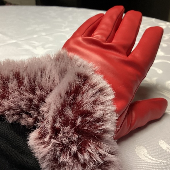 RED GLOVES UNIQUE FUR TOO MEDIUM. MUST SEE ❣️ - Picture 10 of 10